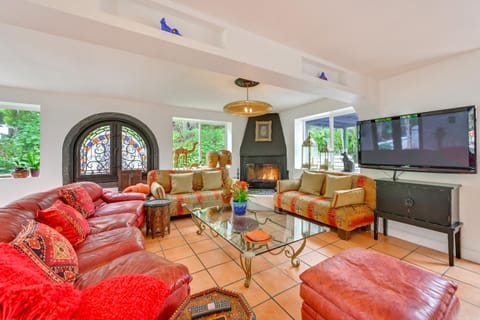 Gather and Unwind Outdoors, Stylish Vista Retreat! House in Vista