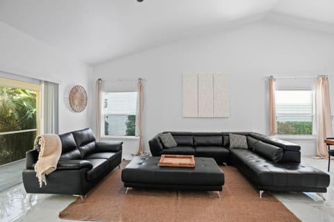 3BR Getaway • Pool Access • Screened Lanai House in Naples