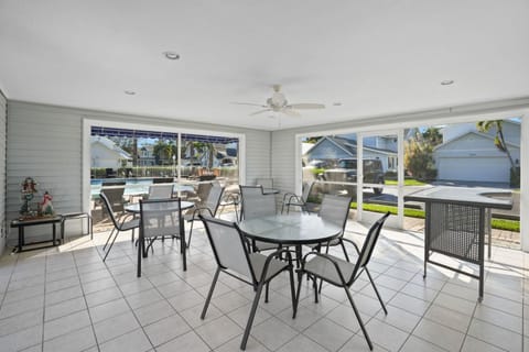 3BR Getaway • Pool Access • Screened Lanai House in Naples