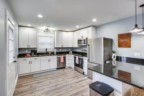 Peaceful Retreat with Hot Tub Near Lake Barkley! House in Lake Barkley