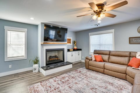 Peaceful Retreat with Hot Tub Near Lake Barkley! House in Lake Barkley