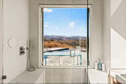 AMFM Art Music Film Motel, walk Pappy's & Red dog Villa in Pioneertown