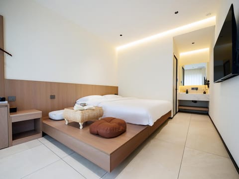 Bed, TV and multimedia, Photo of the whole room, Bedroom