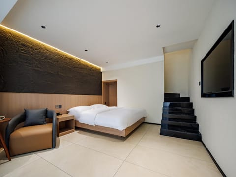 Bed, TV and multimedia, Photo of the whole room, Bedroom