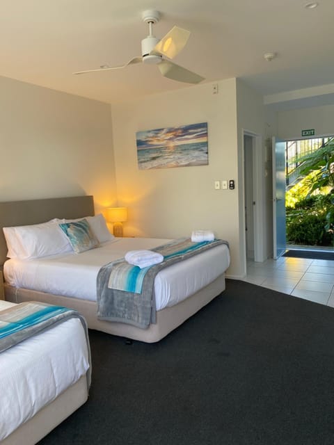 Bed, Bedroom, Garden view, towels