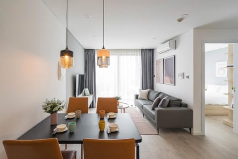 Bed, Living room, Photo of the whole room, Seating area, Dining area