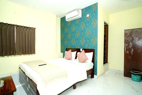 Bed, Photo of the whole room, Bedroom, air conditioner
