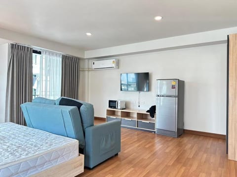 Bed, TV and multimedia, Kitchen or kitchenette, Living room, Photo of the whole room, Seating area, Dining area, Bedroom, minibar, oven, air conditioner