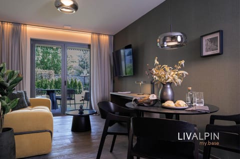 TV and multimedia, Living room, Seating area, Dining area, air conditioner