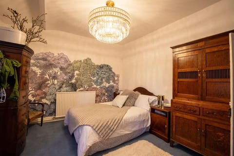 Big Blue Bay Bedroom House in Macclesfield