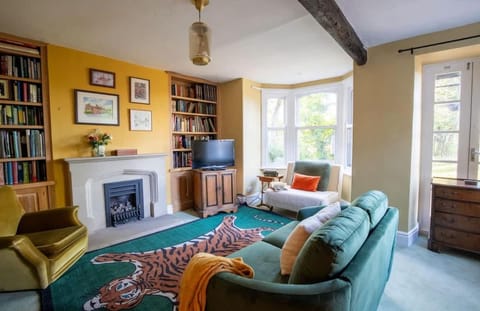 Big Blue Bay Bedroom House in Macclesfield