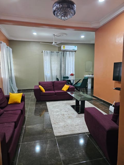 Communal lounge/ TV room, TV and multimedia, Living room, Seating area, Evening entertainment, air conditioner