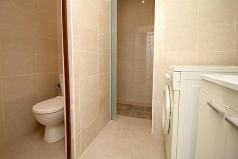 3 min to metro Center 15 min by metro Beach 15min Apartment in Badalona