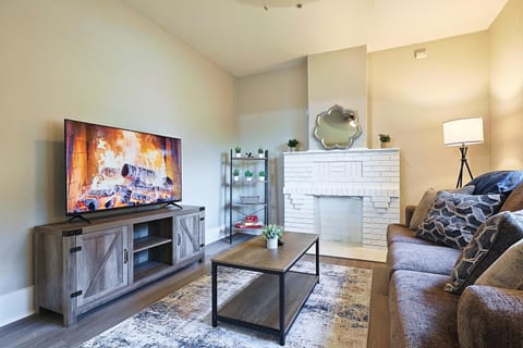 TV and multimedia, Living room, Seating area, fireplace