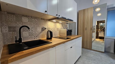 Coffee/tea facilities, Kitchen or kitchenette, stove