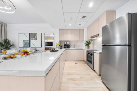 Modern and Spacious 4BR Retreat at Water's Edge Yas Island Apartment in Abu Dhabi