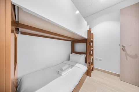 Modern and Spacious 4BR Retreat at Water's Edge Yas Island Apartment in Abu Dhabi