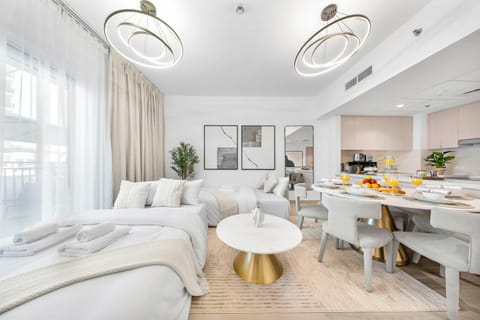 Modern and Spacious 4BR Retreat at Water's Edge Yas Island Apartment in Abu Dhabi