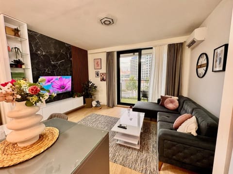 Communal lounge/ TV room, TV and multimedia, Living room, Seating area, Evening entertainment