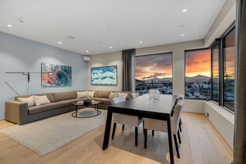 Grand Luxury Penthouse l Stunning View l Balcony Apartment in Tromso