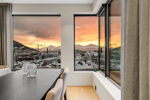 Grand Luxury Penthouse l Stunning View l Balcony Apartment in Tromso