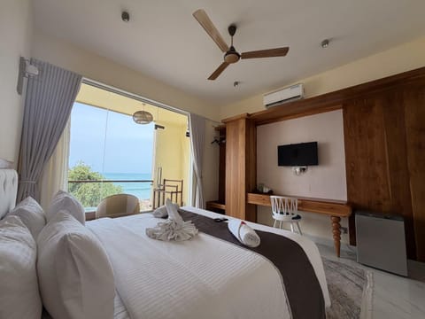 Bed, TV and multimedia, Living room, Photo of the whole room, Seating area, Bedroom, Sea view