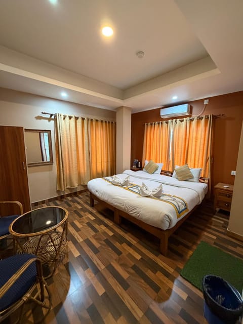 Bed, Living room, Photo of the whole room, Seating area, Bedroom, wardrobe