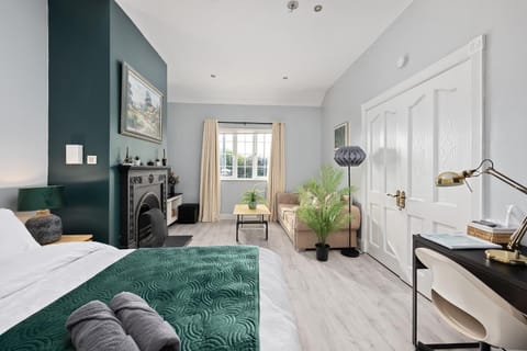 Bed, TV and multimedia, Living room, Photo of the whole room, Business facilities, Seating area, Bedroom