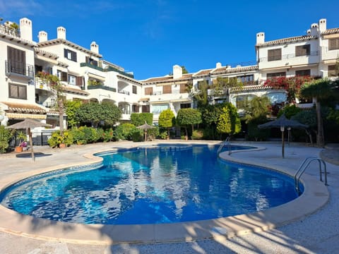 Property building, Day, Pool view, Swimming pool, Swimming pool