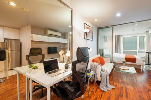 TV and multimedia, Living room, Photo of the whole room, Seating area, air conditioner