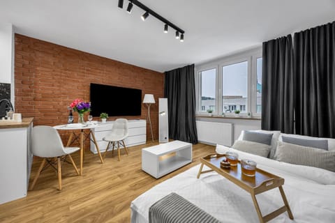 Bed, TV and multimedia, Living room, Dining area