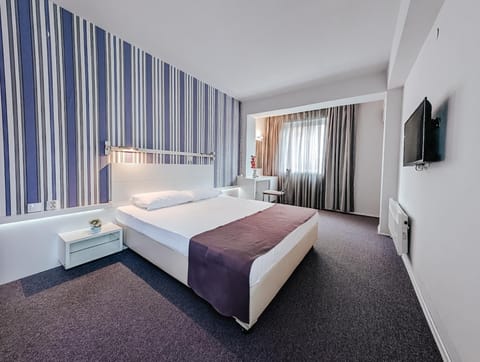 Communal lounge/ TV room, Bed, Photo of the whole room, Bedroom