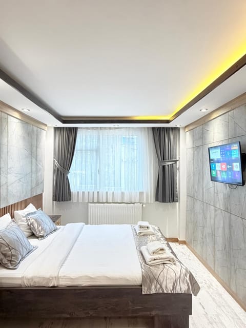 Bed, TV and multimedia, Bedroom