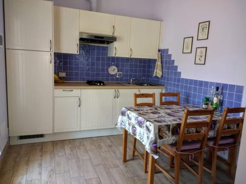 Kitchen or kitchenette, Dining area, pet friendly
