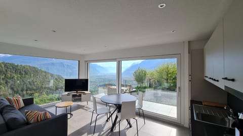 Natural landscape, TV and multimedia, View (from property/room), Balcony/Terrace, Living room, Seating area, Dining area, Mountain view