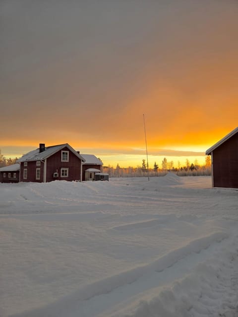 Tvåvåningshus i lantlig miljö House in Norrbotten County, Sweden