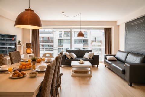 TV and multimedia, Seating area, Dining area