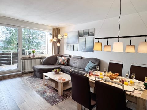 Balcony/Terrace, Living room, Seating area, Food