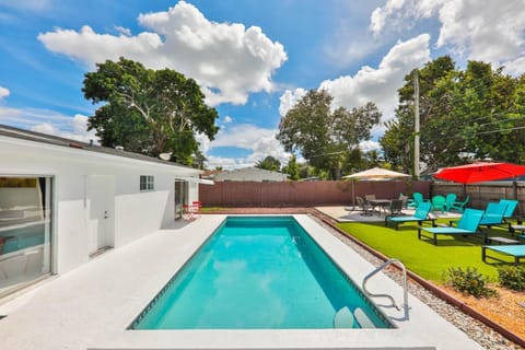 Classy Family Stylish Swimming Joy House in Hollywood