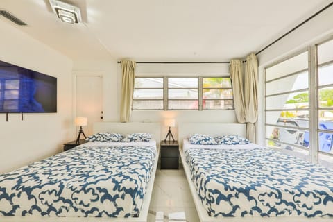 Classy Family Stylish Swimming Joy House in Hollywood