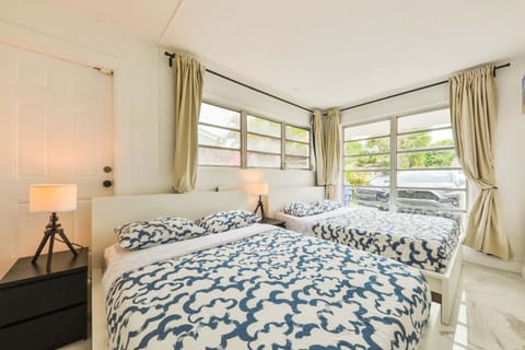 Classy Family Stylish Swimming Joy House in Hollywood