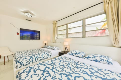 Classy Family Stylish Swimming Joy House in Hollywood