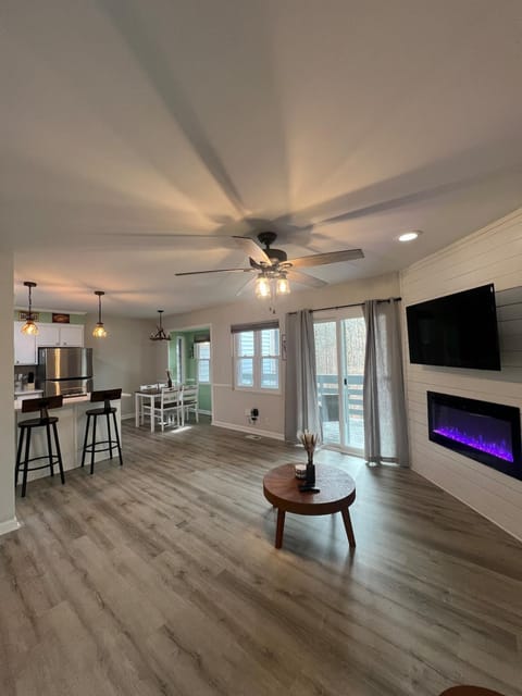 Communal lounge/ TV room, TV and multimedia, Dining area, fireplace