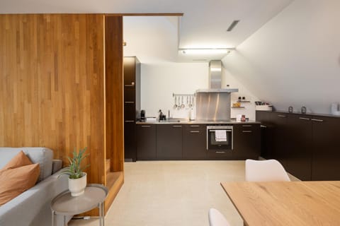 Coffee/tea facilities, Kitchen or kitchenette, Food and drinks, Photo of the whole room, Dining area, Lunch, Dinner, Time of day, microwave, oven, soundproof, stove, toaster