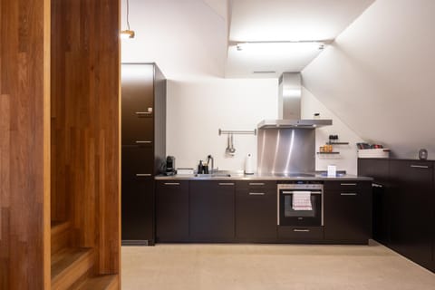 Coffee/tea facilities, Kitchen or kitchenette, oven, stove, toaster