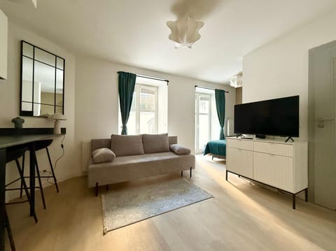 TV and multimedia, Living room, Seating area, Evening entertainment