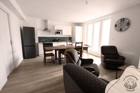 Kitchen or kitchenette, Living room, Seating area, Dining area, oven, stove