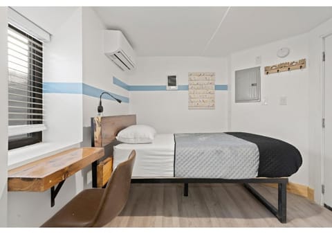 Bed, Photo of the whole room, Bedroom, air conditioner