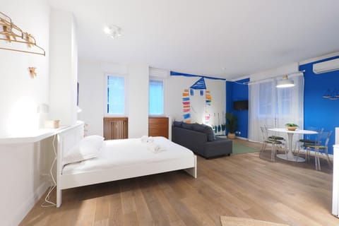 Bed, Living room, Photo of the whole room, Seating area, Bedroom