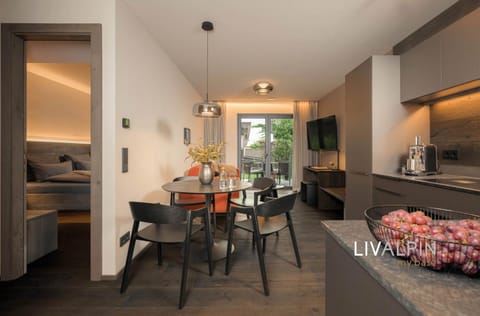 Coffee/tea facilities, Kitchen or kitchenette, Living room, Seating area, Dining area